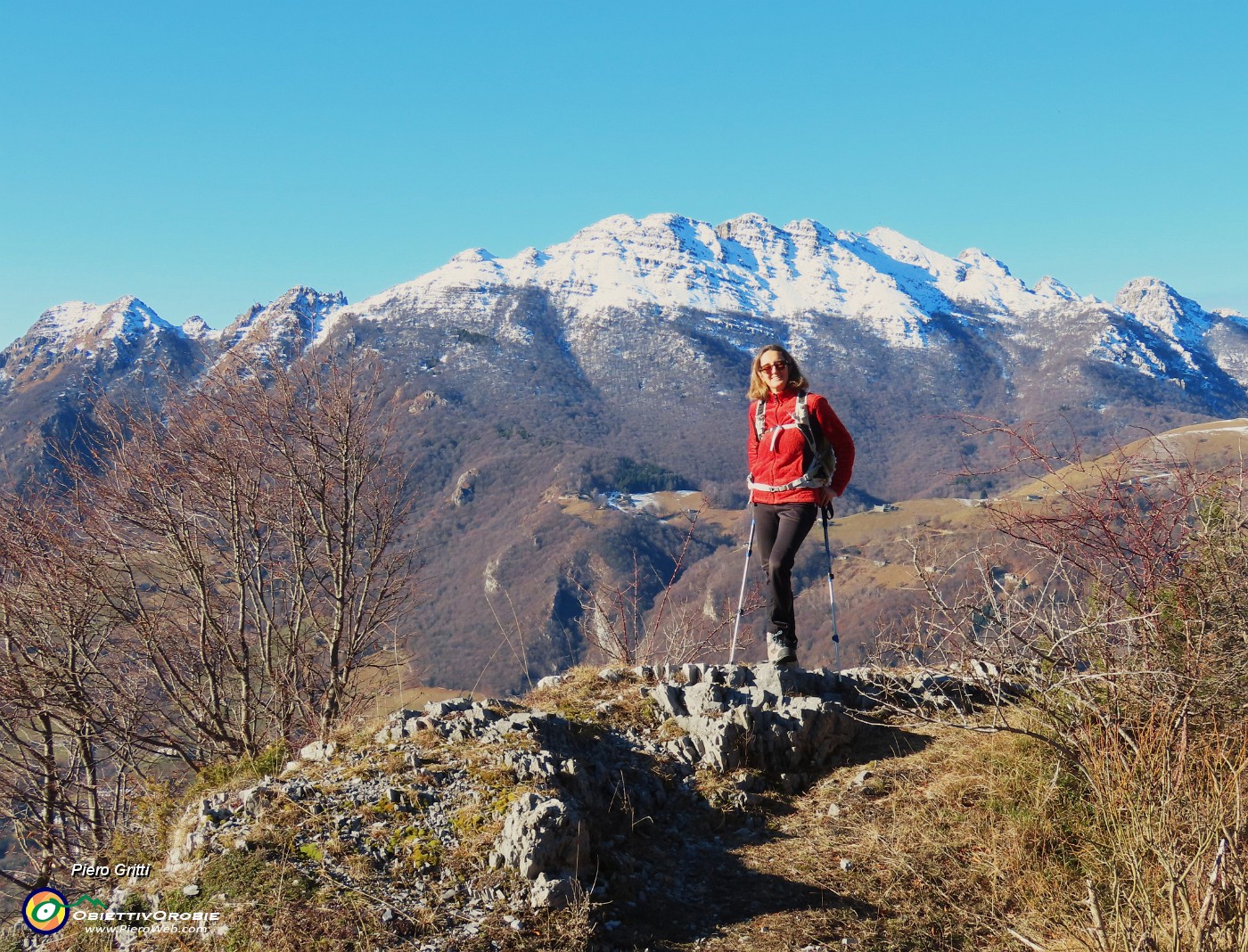 18 Sul cocuzzolo panoramico sulla Valle Imagna e sul Resegone.JPG